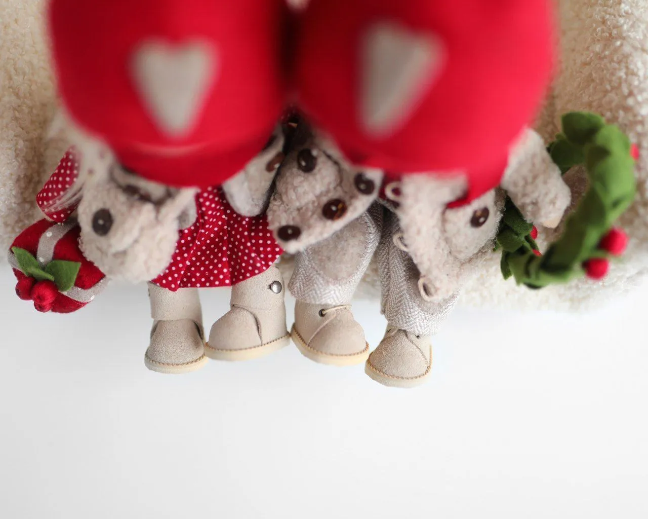 Набор мальчик и девочка, дом 2шт., венок и подарки. Школа "Падал снег" Т.Коннэ для кукол | 2