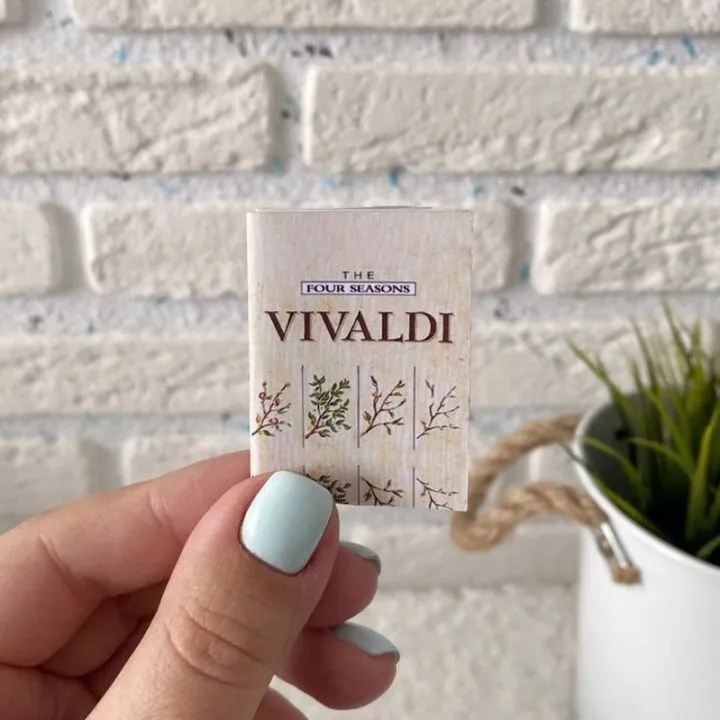 Книжка "Vivaldi" 3,5*5см для кукол