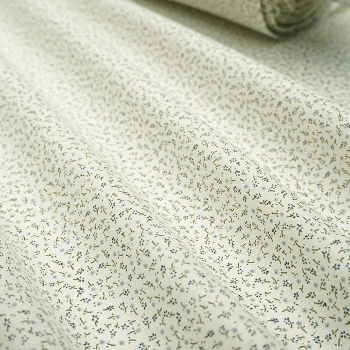 Ткань хлопковая Ситец Очень мелкие синие цветы цв.молочный 50*51см 28079 для кукол