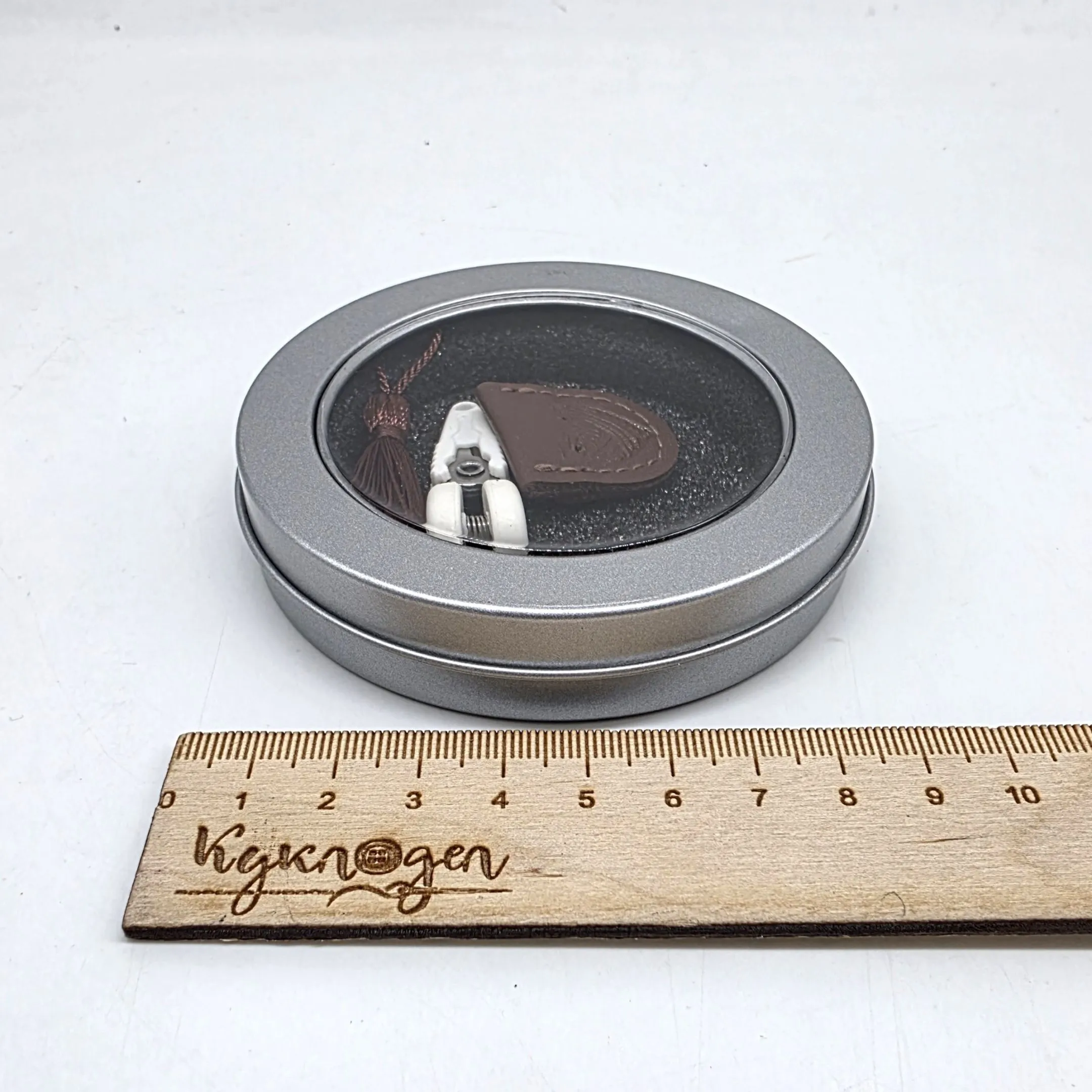 Мини-ножницы 4,5см с чехлом цв.коричневый 28016 для кукол | 1