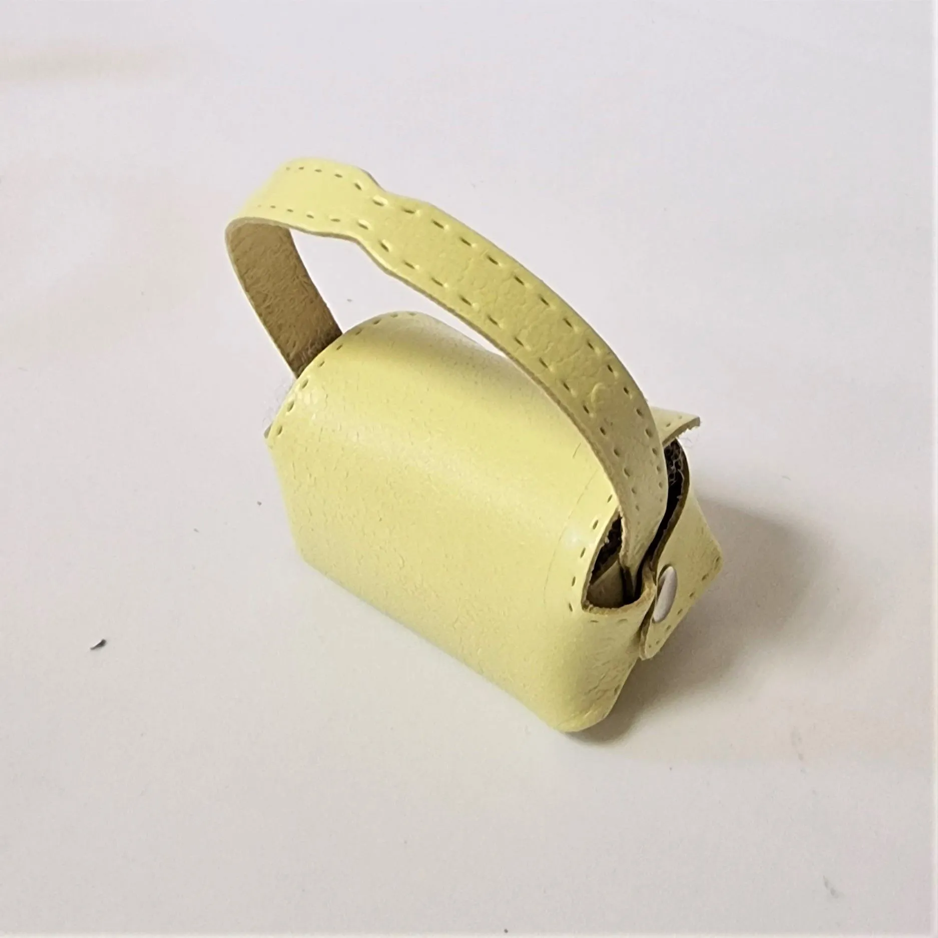 Сумочка С-53 натур.кожа цв.св.желтый (14) 4*3*2см для кукол | 1