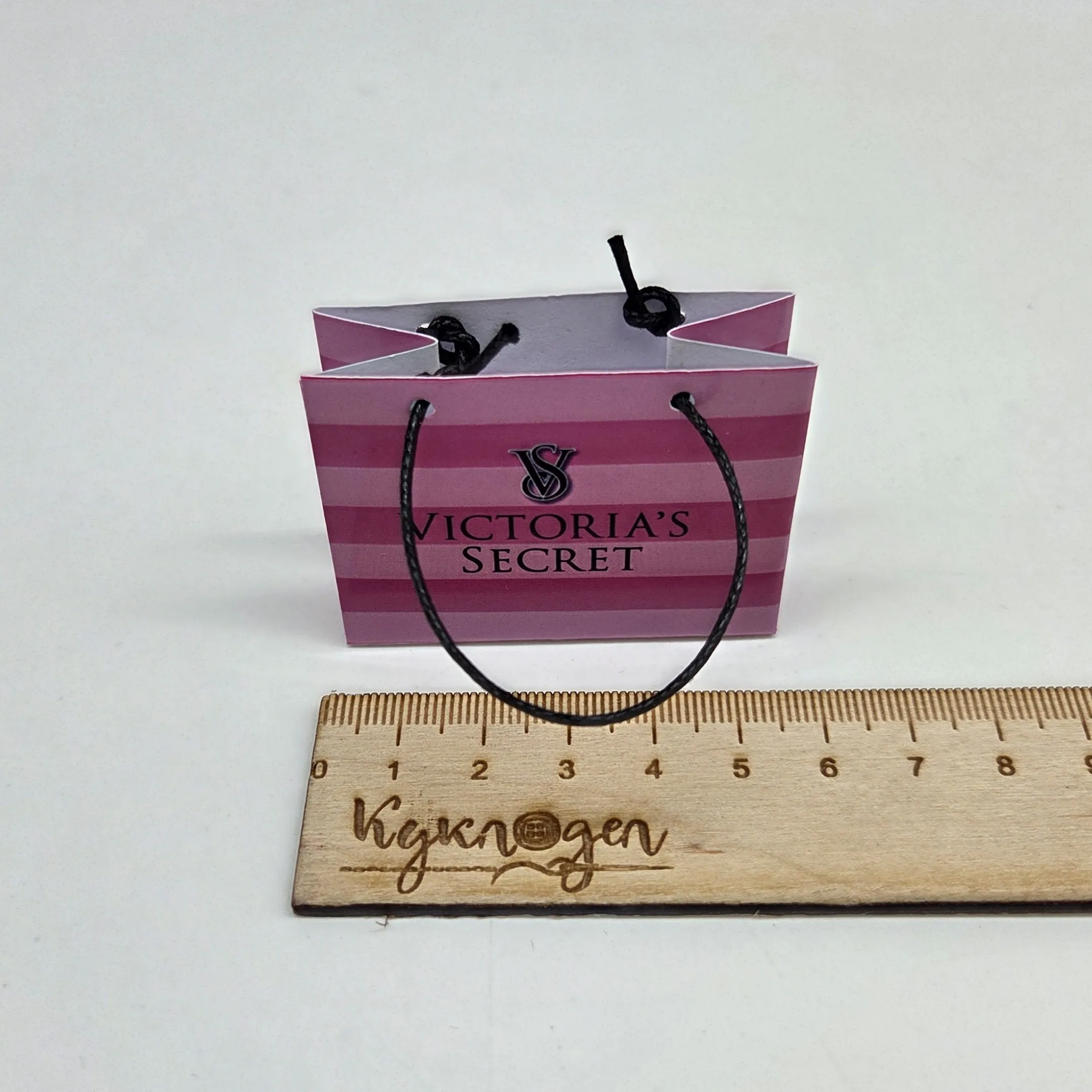 Миниатюрный пакет с логотипом Victoria secret цв.розовый для кукол | 2